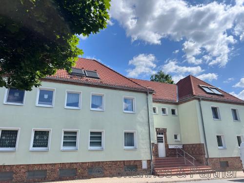 Hausansicht von ruhiger Anliegerstraße