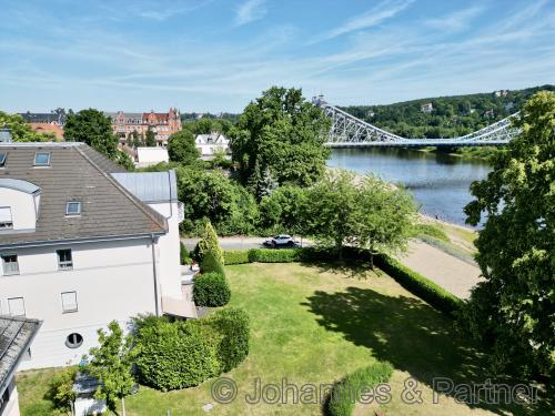 seitliche Hausansicht mit Blick in den Garten