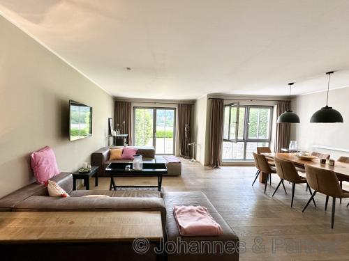 großes und helles Wohnzimmer
