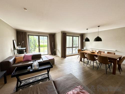 großes und helles Wohnzimmer