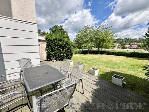 sehr schöne und geschützte Terrasse am Wohnzimmer