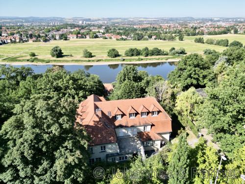 Lage des Hauses am Elbhang