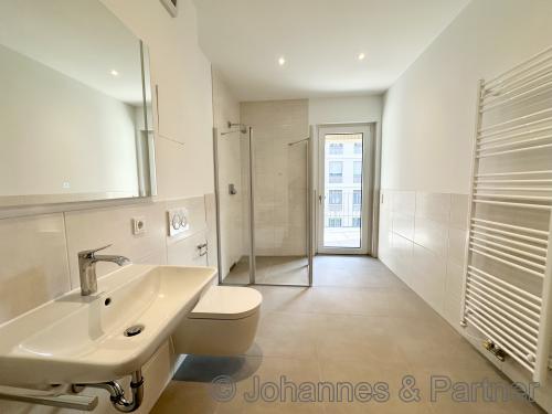 Bad mit Dusche und Fenster