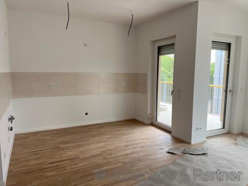 Küche am Wohnzimmer mit Zugang zum Balkon