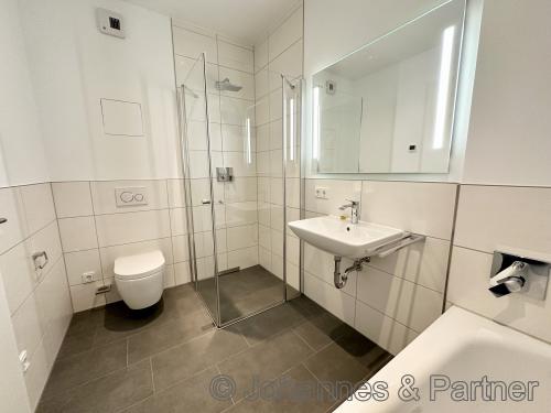 Bad mit Wanne und Dusche