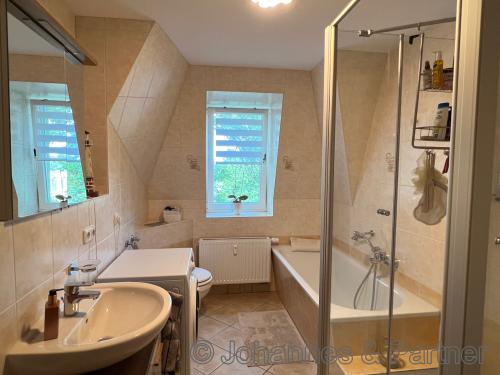 Bad mit Wanne , Dusche und Fenster