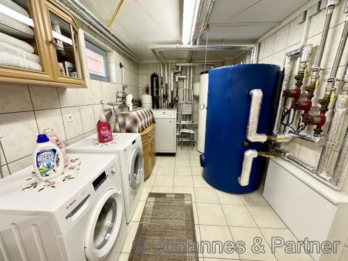 Hauswirtschaftsraum (in Hintergrund die Erdwärme-Heizung)