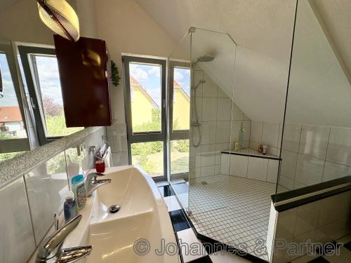 hochwertiges Bad im Obergeschoss