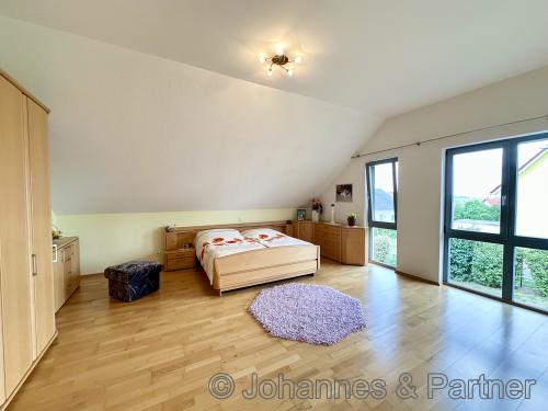 großes Schlafzimmer im Obergeschoss