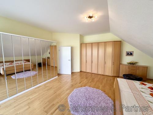 großes Schlafzimmer im Obergeschoss