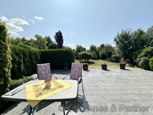 große Terrasse mit Blick in den Garten