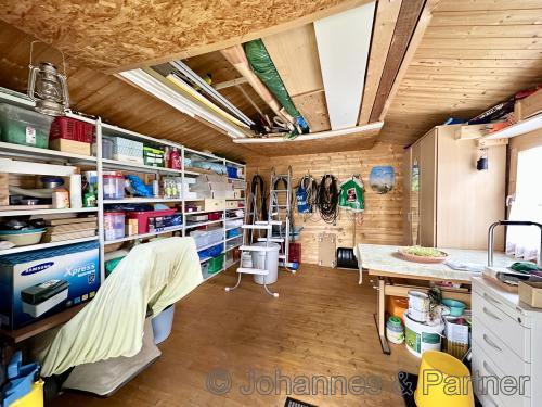 großes Gartenhaus auf dem Grundstück für Gartengeräte