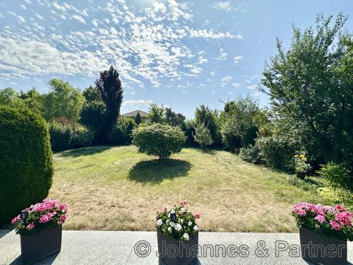 große Terrasse mit Blick in den Garten
