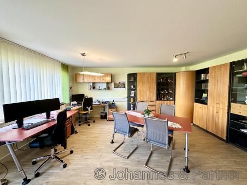 Büro im Erdgeschoss mit eigenem Eingang, ist aber auch gut als Gästebereich geeignet