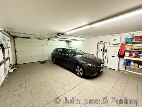 große Doppelgarage im Haus