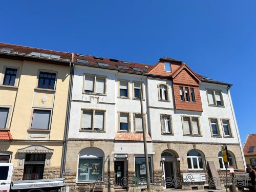 Hausansicht mit großem Garten