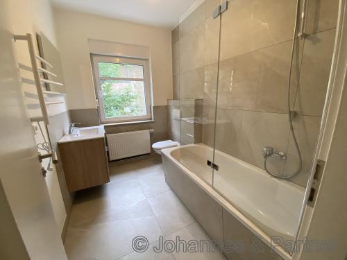 großes, helles Bad mit Badewanne und Fenster