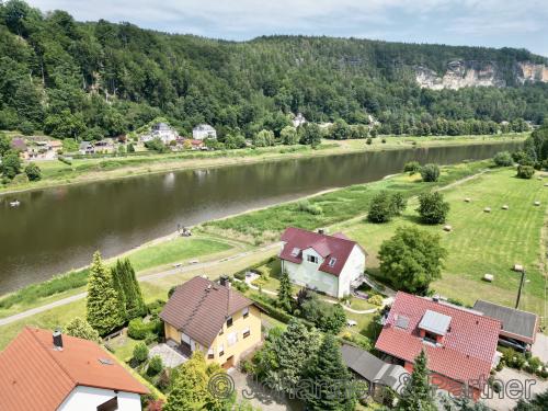 Hausansicht in traumhaft schöner Lage