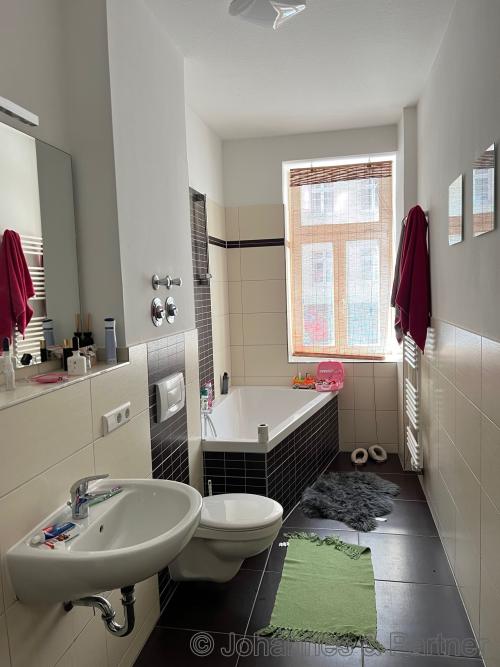 Bad mit Wanne und Fenster
