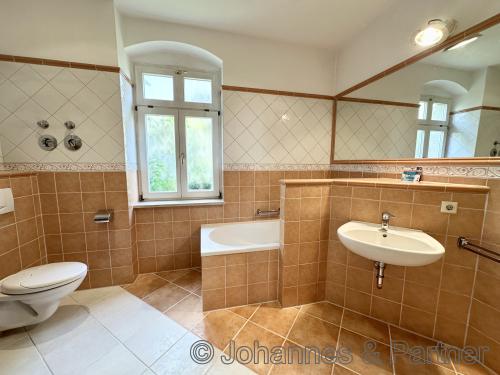 großes Bad mit Badewanne & Dusche