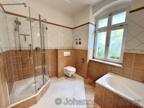 großes Bad mit Badewanne & Dusche
