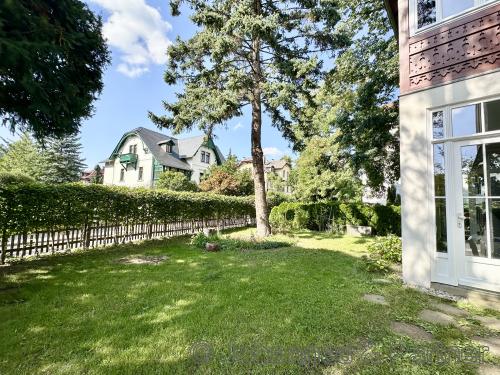 herrlicher eigener Garten an der Wohnung