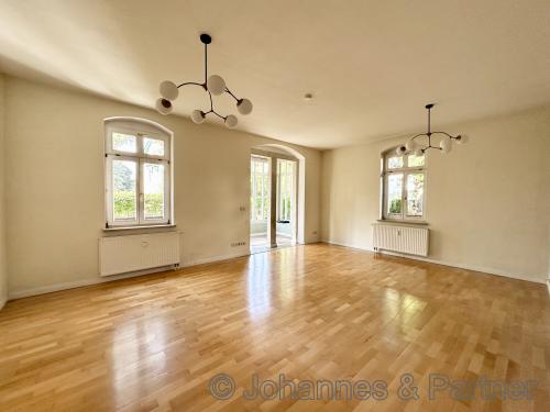 großes und helles Wohnzimmer