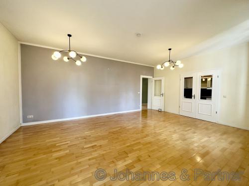 großes und helles Wohnzimmer 