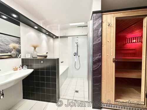 sehr schönes Bad mit Sauna (ein weiteres Bad gibt es im Dachgeschoss)