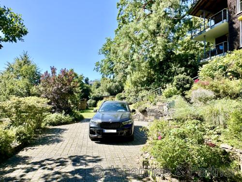 sehr schönes Grundstück mit mehreren Parkmöglichkeiten
