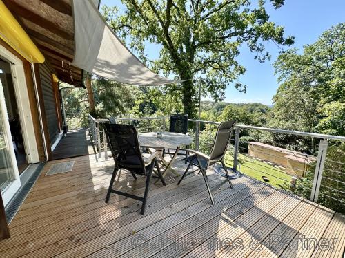 die zweite der drei Terrassen mit herrlichem Blick in den eigenen Garten und ins Elbtal