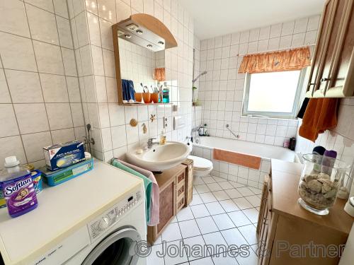 Bad mit Fenster im Obergeschoss