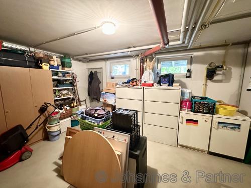 Haus ist komplett unterkellert, sehr schöner und großer Keller (2 Räume)