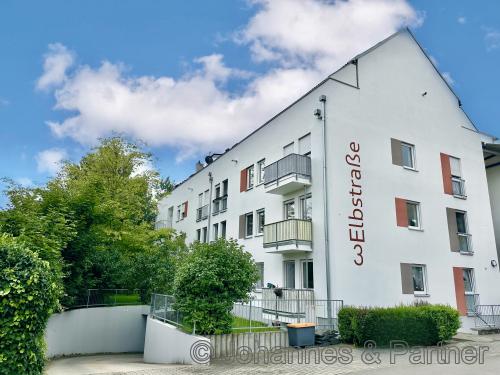 Hausansicht von der Straße (mit Tiefgarageneinfahrt)