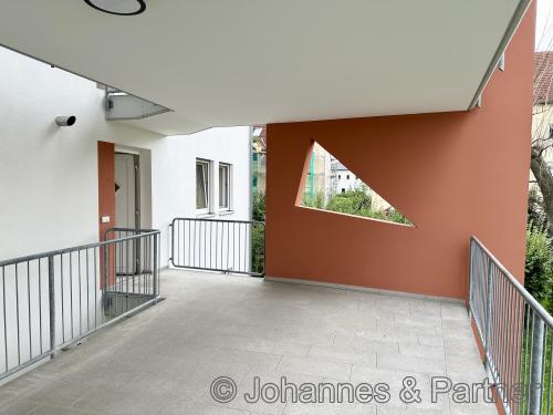 Zugang zur Wohnung über ein offenes, galerieähnliches Treppenhaus