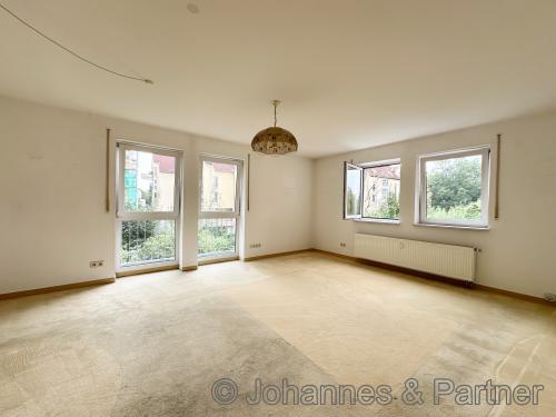 großes und sehr helles Wohnzimmer (Teppichboden wurde zwischenzeitlich entfernt)