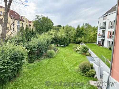 Blick von der Terrasse in den hauseigenen Garten