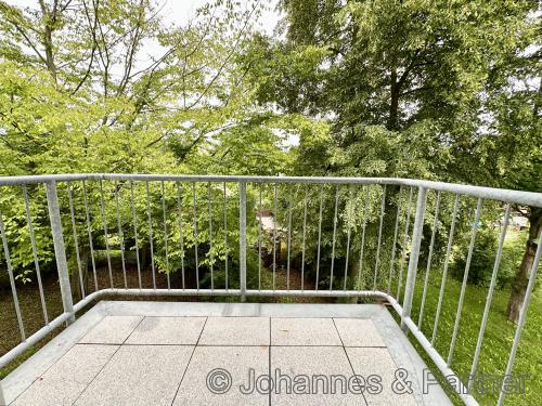 großer Balkon an der Wohnungmit Blick ins Grüne