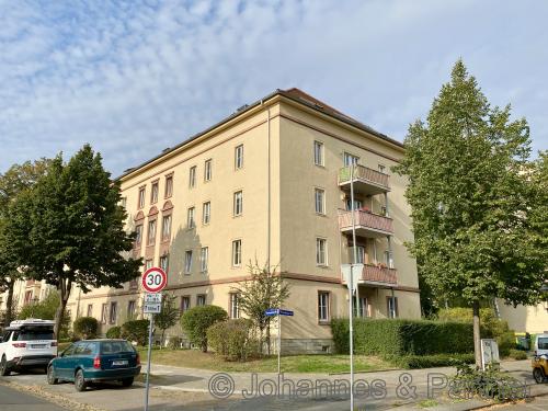 Hausansicht mit Balkon