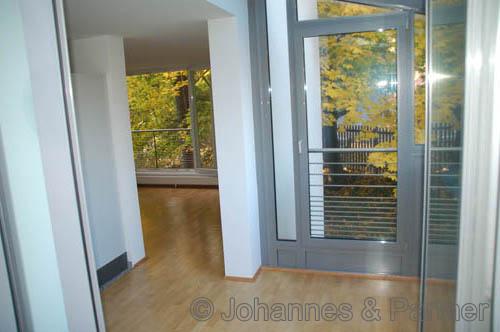 Blick vom Ess-/Arbeitsplatz Richtung Wohnzimmer und Balkon (gespiegelt)