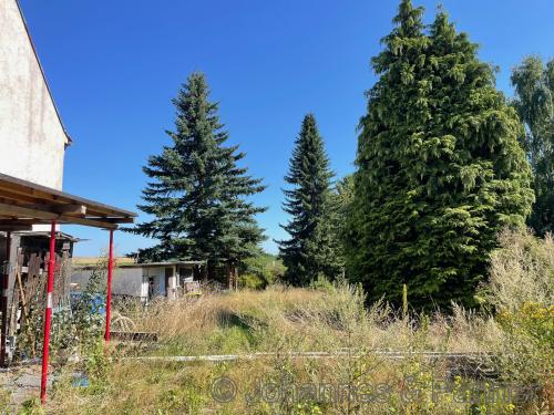 großes, sonniges Grundstück