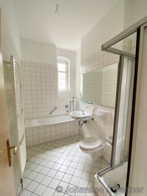 großes und helles Bad