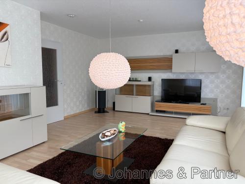 großes, helles Wohnzimmer