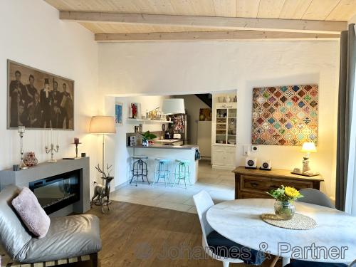 Blick vom Wohnzimmer in die Küche
