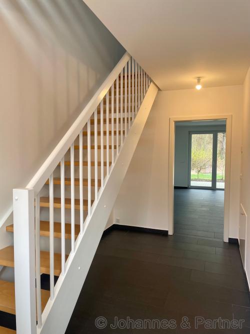 Flur und Treppe zum Obergeschoss
