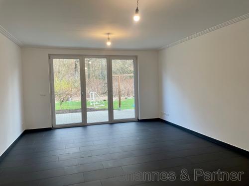 großes, helles Wohnzimmer mit offener Küche und Terrasse