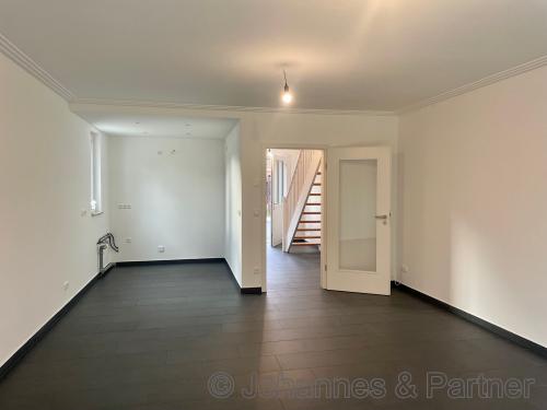 Wohnzimmer mit offener Küche