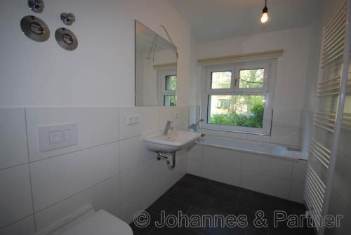 Bad mit Badewanne  und Fenster