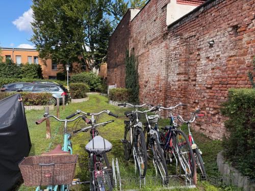 Hof mit Stellplätzen