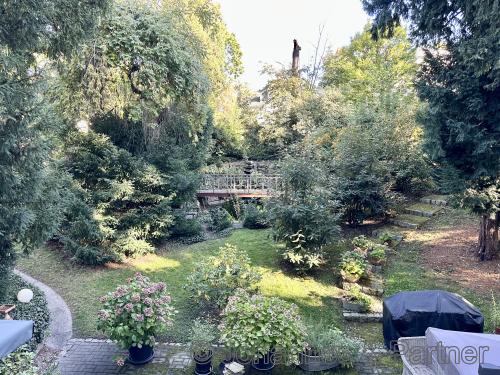 Blick aus der Wohnung in den parkähnlichen Garten